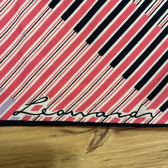 💥HOST PICK💥 VTG Designer silk geometric scarf - Picture 5 of 8